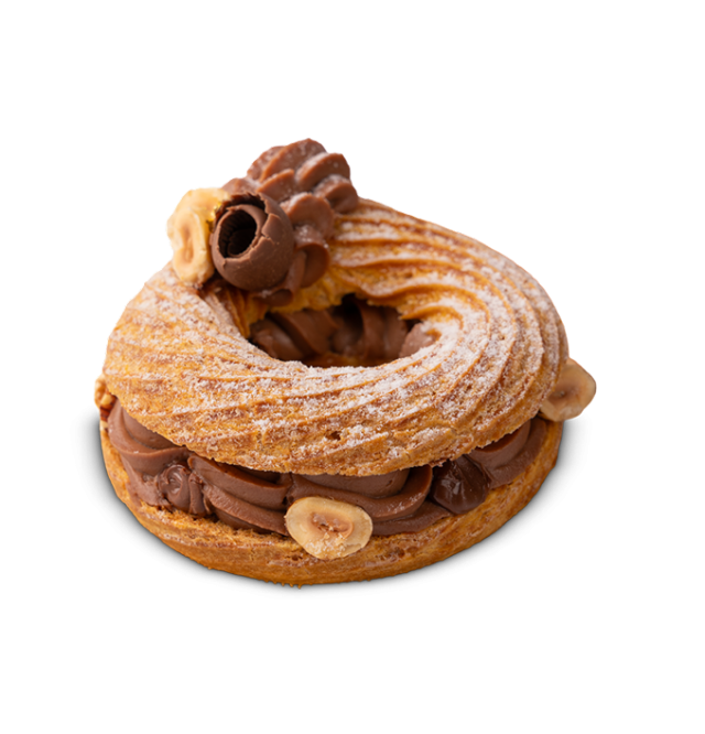 Prstencový koláček Paris-Brest plněný čokoládovo-oříškovým krémem, zdobený čokoládovou hoblinou a celými lískovými oř...