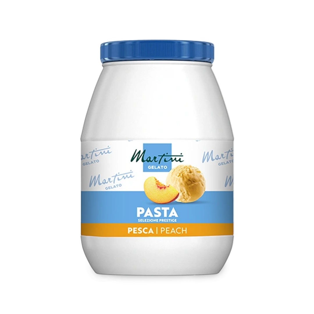 Bílá plastová dóza s modrým víčkem, etiketa "Martini Gelato Pasta Selezione Prestige Pesca", s plátkem broskve