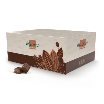 Krémově hnědá krabička Martini Cioccolato s grafikou kakaových lusků, vedle dvou kostek mléčné čokolády.
