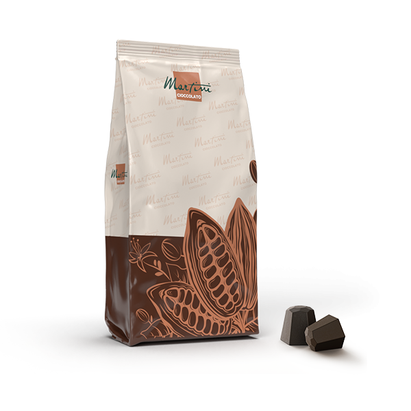 Krémovo-hnědý obal Martini Cioccolato s ilustracemi kakaových lusků, vedle dvou hořkých čokoládových bonbonů.