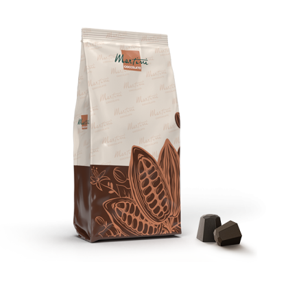 Krémovo-hnědý obal Martini Cioccolato s ilustracemi kakaových lusků, vedle dvou hořkých čokoládových bonbonů.