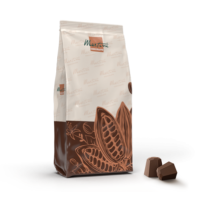 Sáček čokolády Martini Cioccolato s motivem kakaového lusku, vedle dvou čokoládových bonbonů na bílém pozadí.