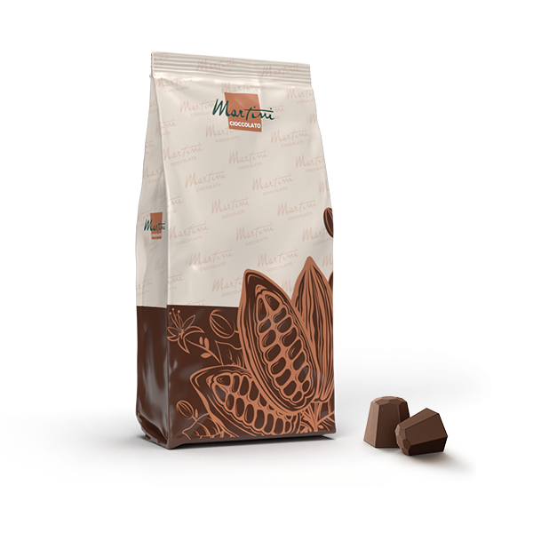 Sáček čokolády Martini Cioccolato s motivem kakaového lusku, vedle dvou čokoládových bonbonů na bílém pozadí.