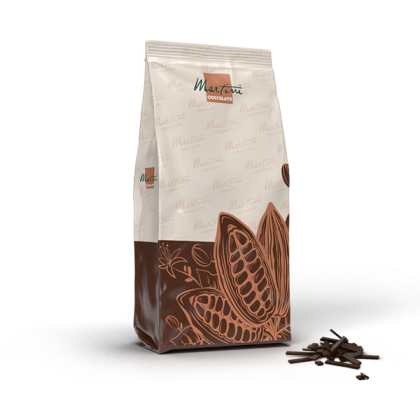 Stojící sáček Martini Cioccolato s grafikou kakaových lusků, vedle hromádky nasekané hořké čokolády.