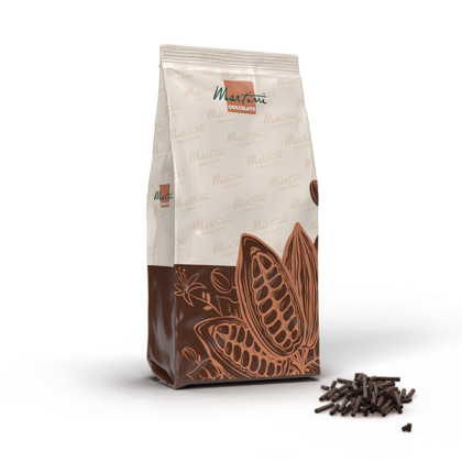 Stojící sáček čokolády značky Martini Cioccolato s grafikou kakaových lusků, vedle hromádky čokoládových hoblin.