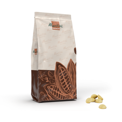 Sáček Martini Cioccolato s kotoučky bílé čokolády a ilustracemi kakaových lusků, vedle čokoládové oplatky.