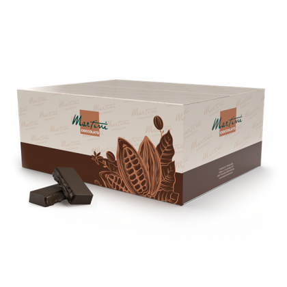 Krémově-hnědá krabička Martini Cioccolato s grafikou kakaových lusků, vedle dvou naskládaných tabulek hořké čokolády.