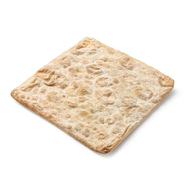 Čtvercový placatý chléb s důlkovou, moučnou kůrkou na bílém pozadí.