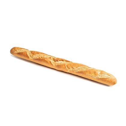 Francouzská bageta se zlatavou kůrkou a diagonálními nářezy, umístěná diagonálně na bílém pozadí.