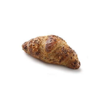 Zlatavý vícezrnný croissant s posypem semínek na bílém pozadí.
