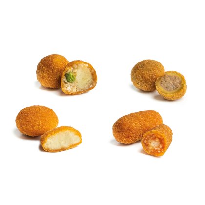 Čtyři obalované smažené krokety, celé a rozpůlené, s různými náplněmi: sýr, maso a rajčatová omáčka.