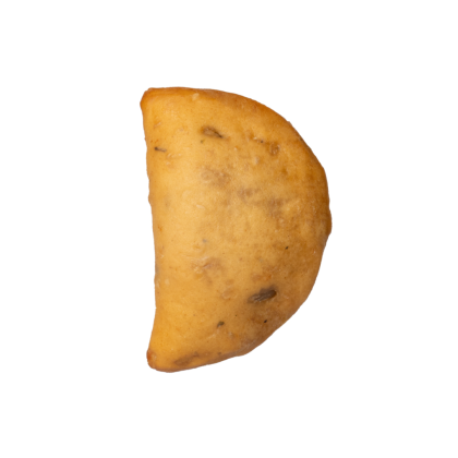 Zlatohnědé smažené pečivo nebo samosa ve tvaru půlměsíce na bílém pozadí.