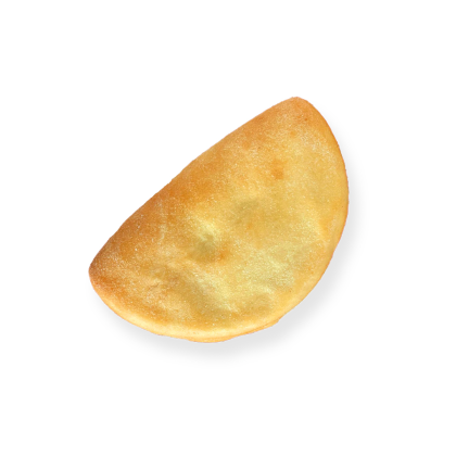 Zlatohnědá pečená empanada s vroubkovaným okrajem na bílém pozadí.