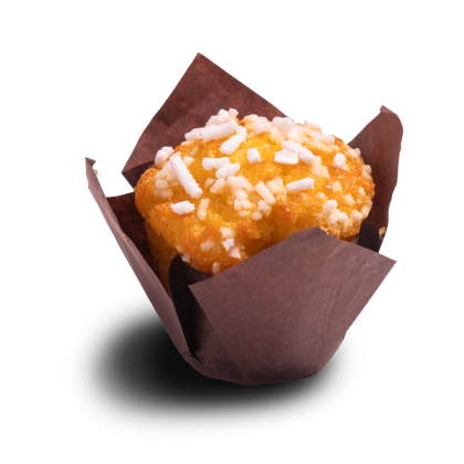 Zlatavý muffin ozdobený bílými cukrovými perlami v hnědém tulipánovém košíčku na bílém pozadí.