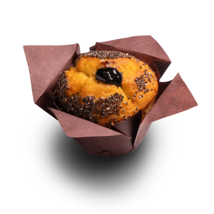 Zlatavý muffin s okraji z chia semínek a kapkou tmavé marmelády, v hnědém papírovém košíčku na bílém pozadí