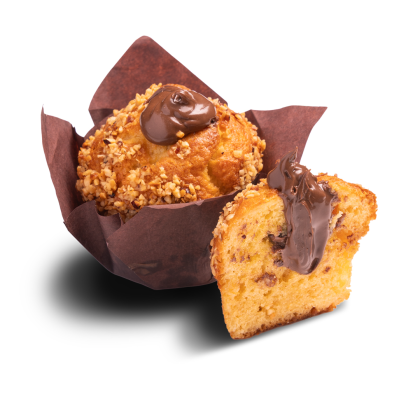 Muffin s oříškovou krustou v papíru, s čokoládovo-oříškovým krémem navrchu, vedle rozříznutého plátku