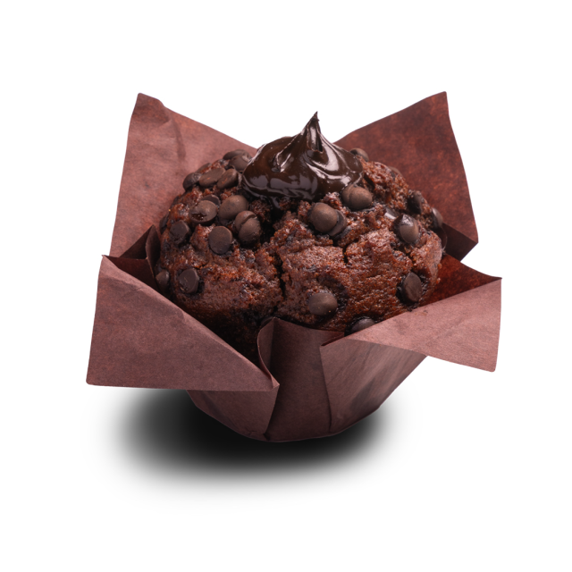 Muffin s dvojitou čokoládou a čokoládovou ganache, v hnědém tulipánovém košíčku na bílém pozadí