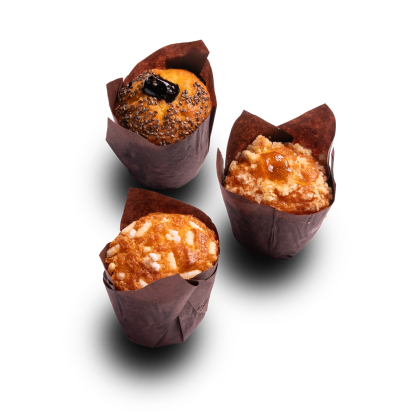 Tři muffiny v hnědých papírových košíčcích: s mákem a lesním ovocem, s posypkou a marmeládou, s mandlemi, na bílém po...