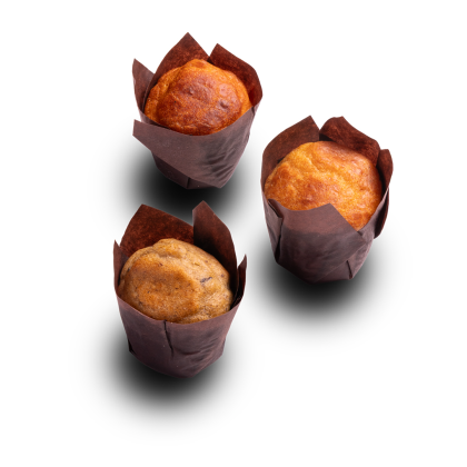 Tři muffiny v hnědých papírových košíčcích na bílém pozadí, dva zlaté a jeden tmavší.
