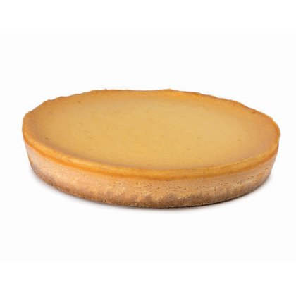 Kulatý pečený cheesecake se zlatohnědou krustou a hladkou, světle žlutou náplní na bílém pozadí.