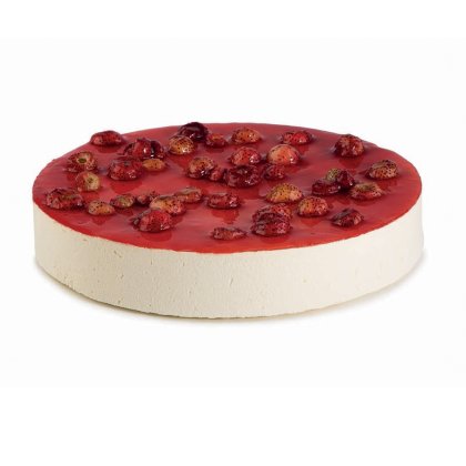 Kulatý cheesecake s lesklou červenou polevou a lesním ovocem, viditelný nakrojený řez, na bílém pozadí