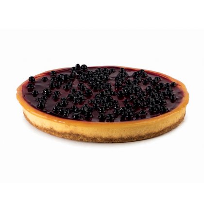 Kulatý borůvkový cheesecake se zlatavou kůrkou a lesklým ovocným kompotem, na bílém pozadí