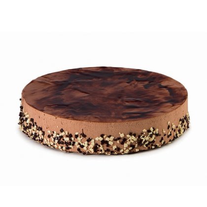 Kulatý čokoládový mousse dort s mramorovanou ganache a okraji obalenými drobenkou a kousky ořechů.