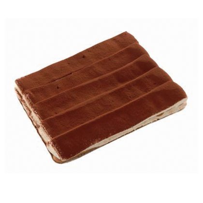 Obdélníkový plátek tiramisu s pruhy kakaového prášku, krémovými vrstvami, na bílém pozadí