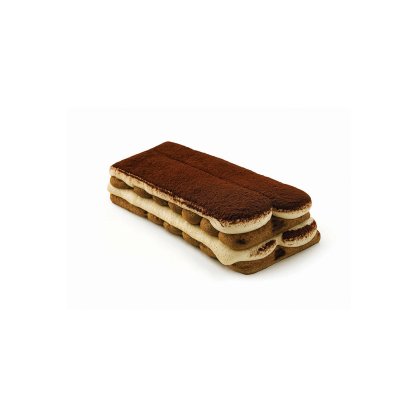 Obdélníkový kus tiramisu s vrstvami piškotů a krému, poprášený kakaem, na bílém pozadí.