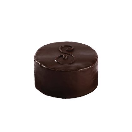 Kulatý čokoládový dort s lesklou ganache polevou a dekorativním psacím písmenem navrchu, bílé pozadí