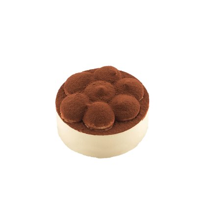 Kulatý tiramisu dort s krémovými boky, zdobený hromádkami kakaa uspořádanými do tvaru květu.