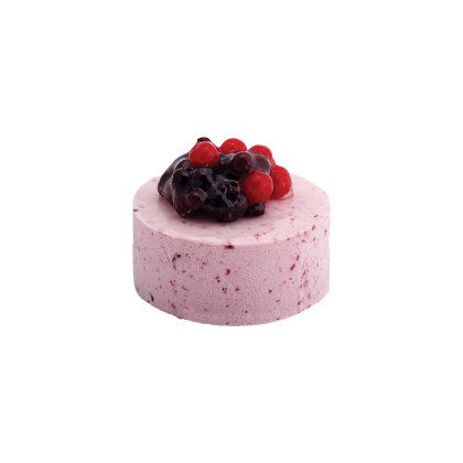 Kulatý mousse dort s růžovým skvrnitým povrchem z lesního ovoce, zdobený glazovaným lesním ovocem
