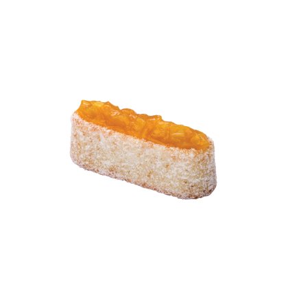 Podlouhlý piškot posypaný moučkovým cukrem, s vrstvou pomerančové marmelády, na bílém pozadí.