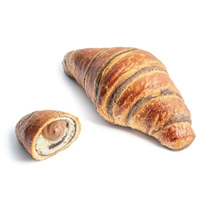 Croissant s čokoládovou náplní, s odříznutým kouskem ukazujícím vířivou náplň, na bílém pozadí
