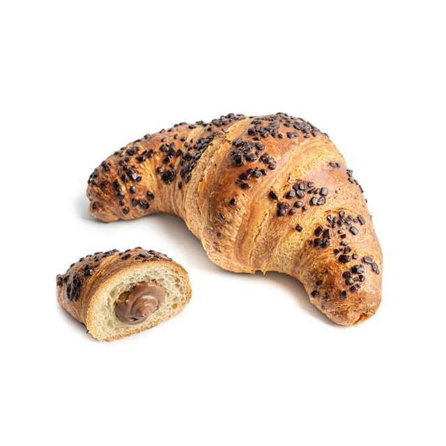 Zahnutý croissant s kousky čokolády, rozříznutý kousek odhaluje čokoládovo-oříškovou náplň, na bílém pozadí.