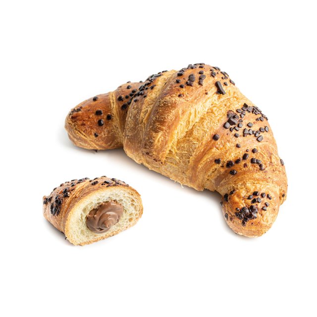 Celý croissant s kousky čokolády vedle rozříznutého kusu s čokoládovou náplní, na bílém pozadí.