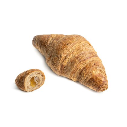 Zlatavě upečený listový croissant s uříznutým koncem, odhalující měkkou náplň