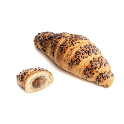 Celý croissant s čokoládovou drobenkou vedle nakrojeného kousku s čokoládovo-oříškovou náplní, na bílém pozadí