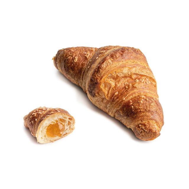 Zlatavě hnědý croissant s menším rozříznutým kouskem odhalujícím meruňkovou náplň, na bílém pozadí