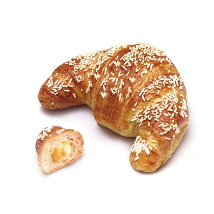 Zlatavý croissant s bílým posypem, vedle rozříznutý kousek s krémovou vanilkovou náplní.
