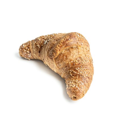 Celozrnný croissant se sezamem, ve tvaru půlměsíce, na bílém pozadí.