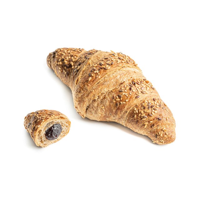 Celozrnný croissant se sezamem, menší rozříznutý kousek odhaluje tmavou lesní náplň