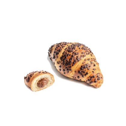 Celý croissant s kousky čokolády vedle rozříznutého kusu s čokoládovo-oříškovou náplní, na bílém pozadí