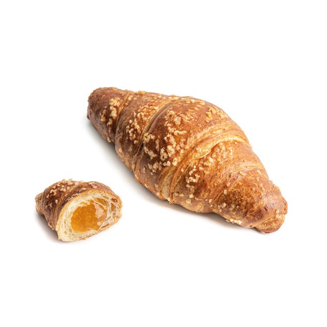Celý croissant posypaný cukrem vedle poloviny plněné meruňkovým džemem, na bílém pozadí.