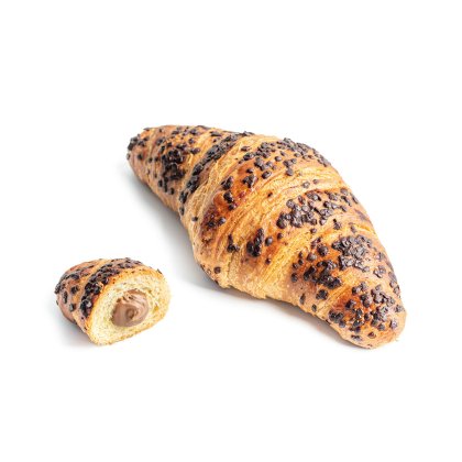 Croissant s kousky čokolády, rozříznutý, s čokoládovo-oříškovou náplní, na bílém pozadí.