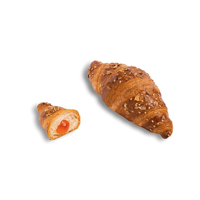 Dva vícezrnné croissanty s meruňkovou náplní, jeden celý a jeden rozpůlený, na bílém pozadí.
