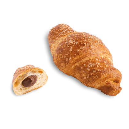 Croissant posypaný cukrem s čokoládovou náplní, celý a v řezu, na bílém pozadí.