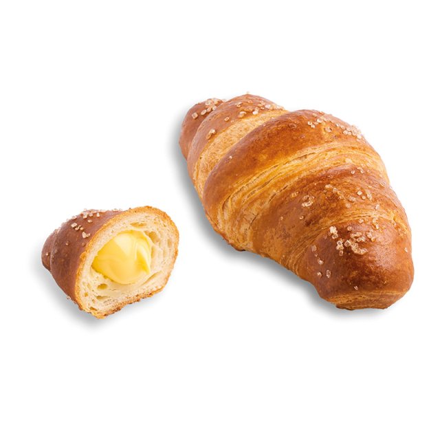 Zlatavý pretzel croissant s hrubou solí, celý a rozkrojený s krémovou máslovou náplní.
