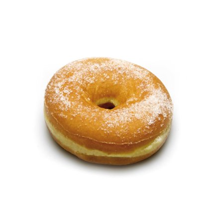 Zlatavý prstencový donut obalený v krupicovém cukru, na bílém pozadí.