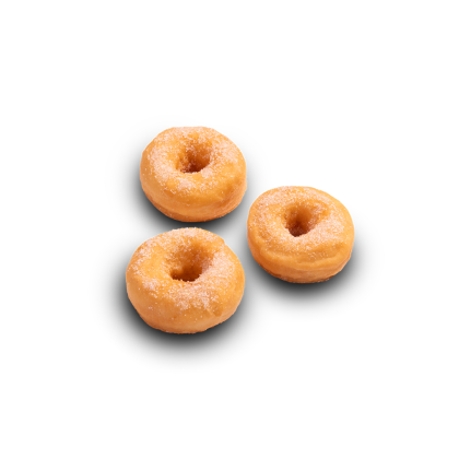 Tři mini donuty obalené cukrem na bílém pozadí.